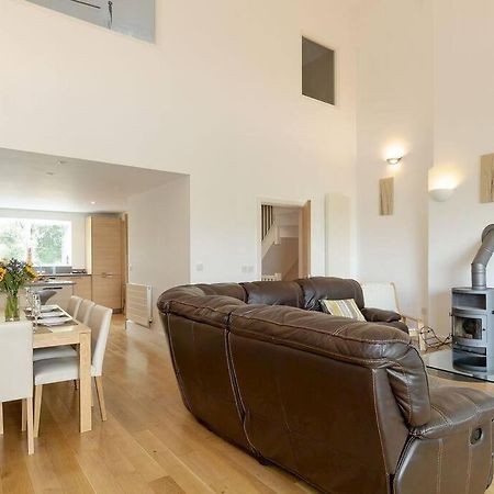 Cotswolds Lake Side Home With Luxury Spa Swallows Nest,Lower Mill Estate, Lakeside Home And Spa With A Harry Potter Cupboard Under The Stairs Somerford Keynes Экстерьер фото