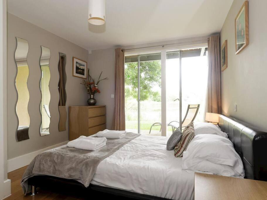 Cotswolds Lake Side Home With Luxury Spa Swallows Nest,Lower Mill Estate, Lakeside Home And Spa With A Harry Potter Cupboard Under The Stairs Somerford Keynes Экстерьер фото