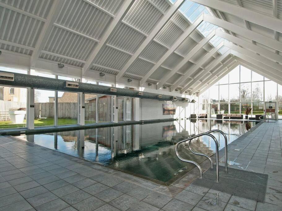 Cotswolds Lake Side Home With Luxury Spa Swallows Nest,Lower Mill Estate, Lakeside Home And Spa With A Harry Potter Cupboard Under The Stairs Somerford Keynes Экстерьер фото