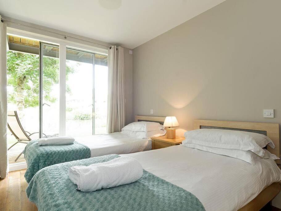 Cotswolds Lake Side Home With Luxury Spa Swallows Nest,Lower Mill Estate, Lakeside Home And Spa With A Harry Potter Cupboard Under The Stairs Somerford Keynes Экстерьер фото