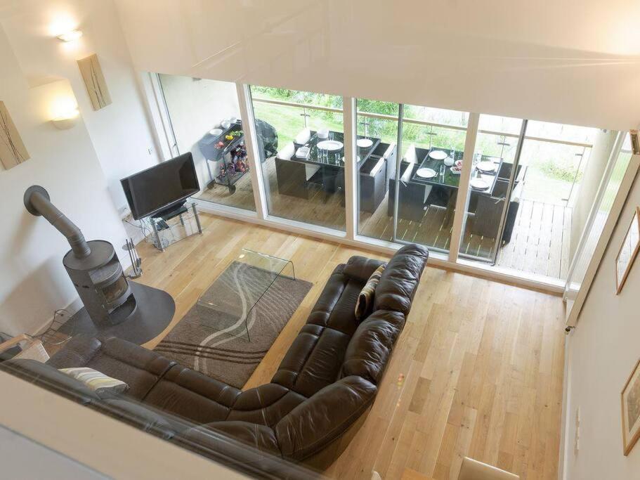 Cotswolds Lake Side Home With Luxury Spa Swallows Nest,Lower Mill Estate, Lakeside Home And Spa With A Harry Potter Cupboard Under The Stairs Somerford Keynes Экстерьер фото